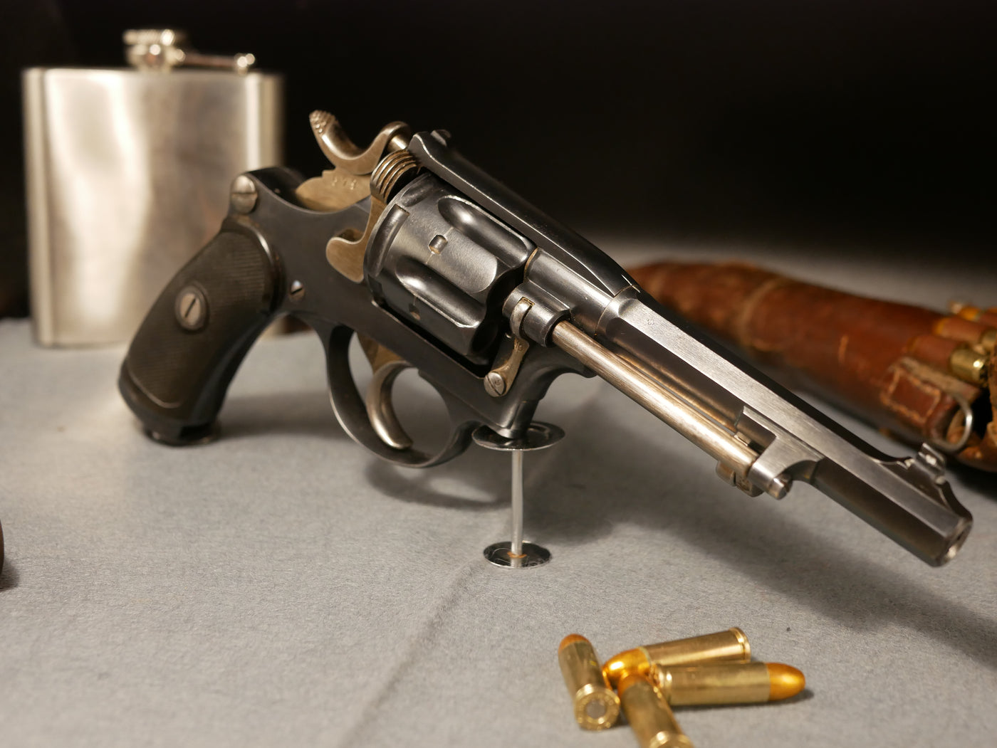 Magnifique revolver d'ordonnance suisse 1882 1er modèle, comme neuf, esthétique et mécanique impeccable.