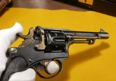 Magnifique revolver d'ordonnance suisse 1882 1er modèle, comme neuf, esthétique et mécanique impeccable.