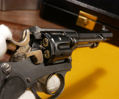 Magnifique revolver d'ordonnance suisse 1882 1er modèle, comme neuf, esthétique et mécanique impeccable.